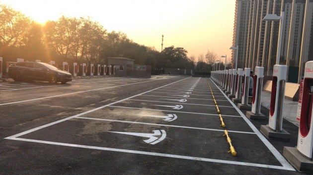 Tesla открыла в Китае самую большую Supercharger-станцию